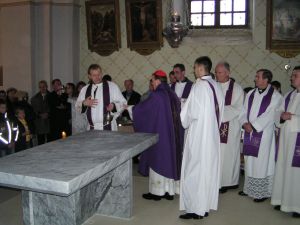 Posvecenje_novog_oltara.JPG