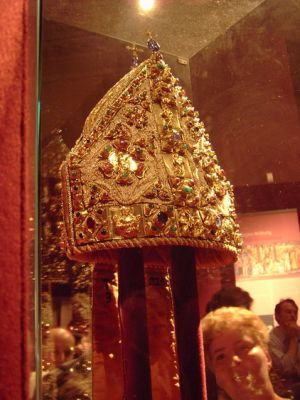 mitra_iz_riznice_zagrebacke_katedrale.jpg