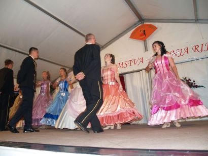 Najplemkinje_plesu.JPG