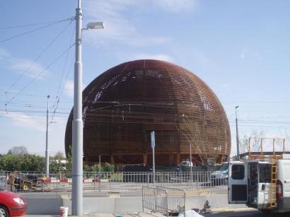 Drveni paviljon ispred CERN-a