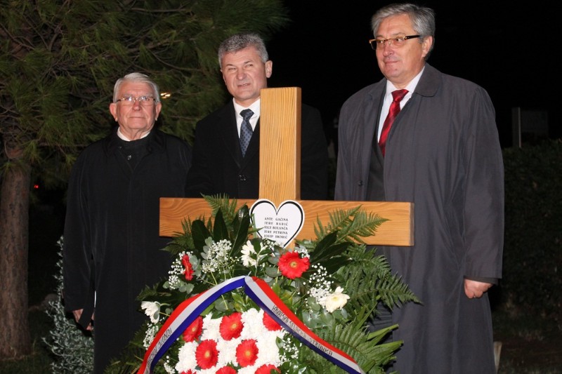 Primosten_HSS_kriz_Branko_Hrg_Stipe_Petrina_02