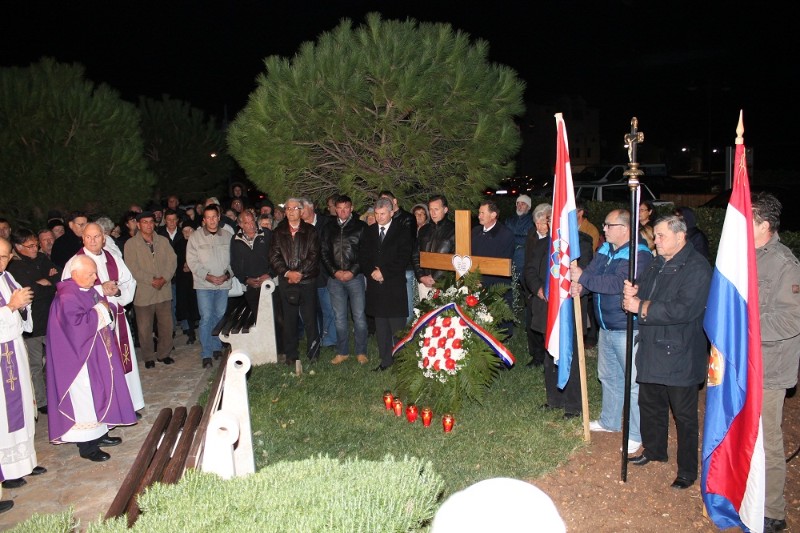 Primosten_HSS_kriz_Branko_Hrg_Stipe_Petrina_04