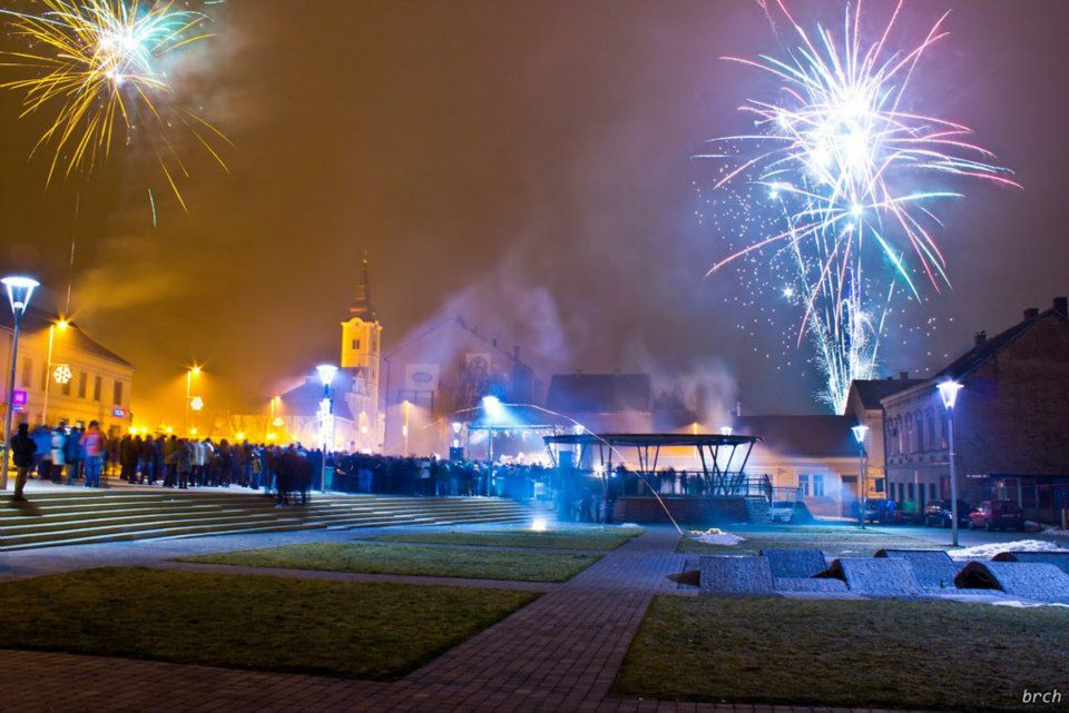 Docek_Strossmayerov_trg_Krizevci_by_Brch