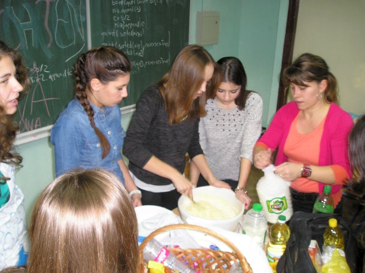 Gimnazija_palacinke_humanitarna_akcija_PC200771