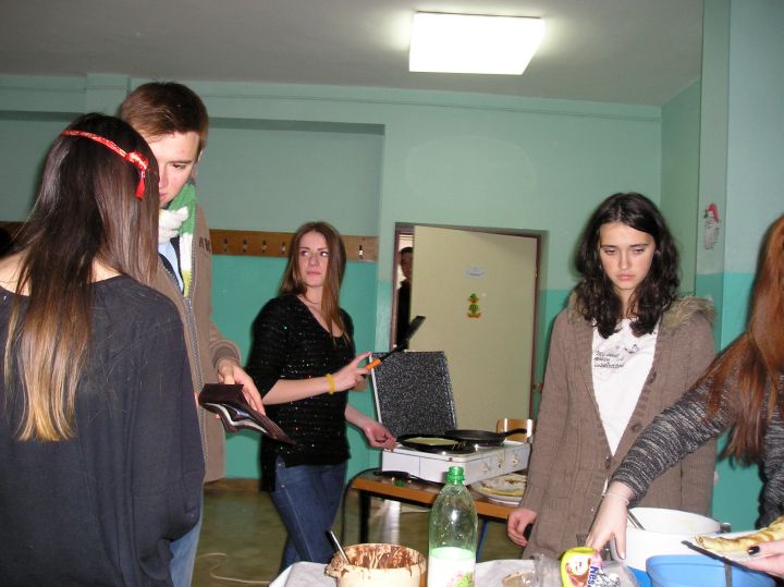 Gimnazija_palacinke_humanitarna_akcija_PC200791