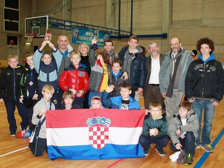 KK_Krizevci_punoglavci_Italija_S_peharom