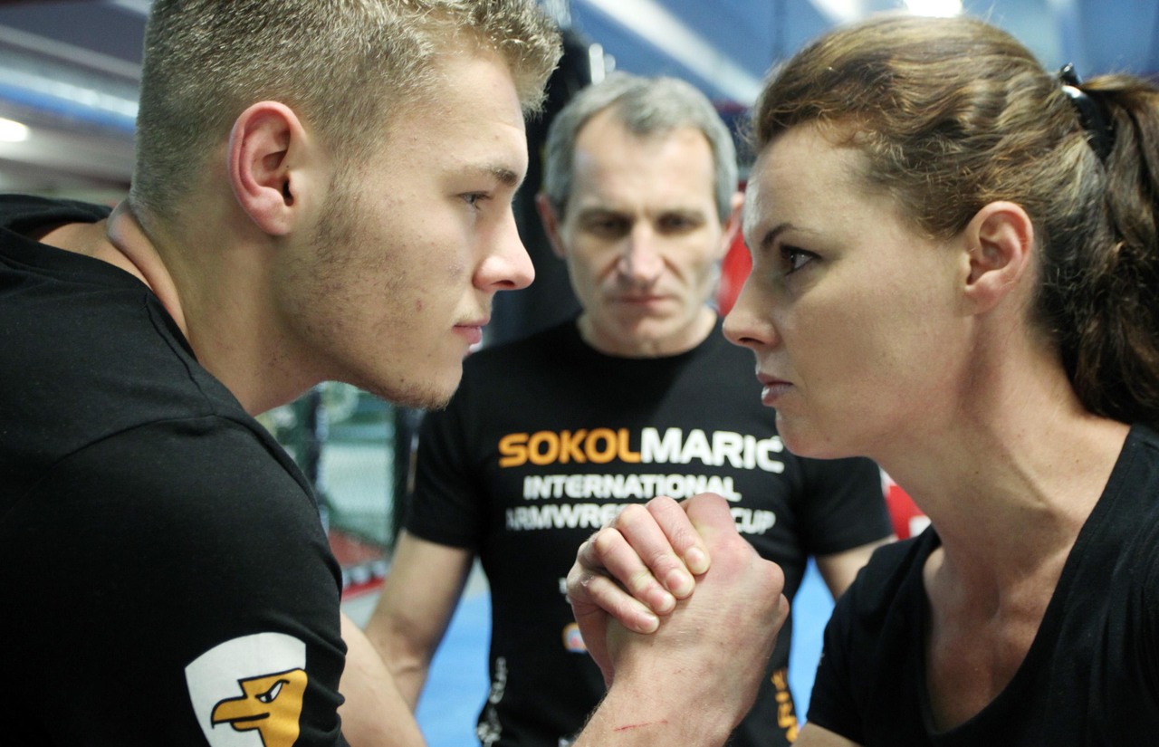 Najjaca_obitelj_Kogl_obaranje_ruku