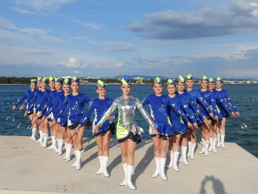 Krizevacke_mazoretkinje_seniorke_stap