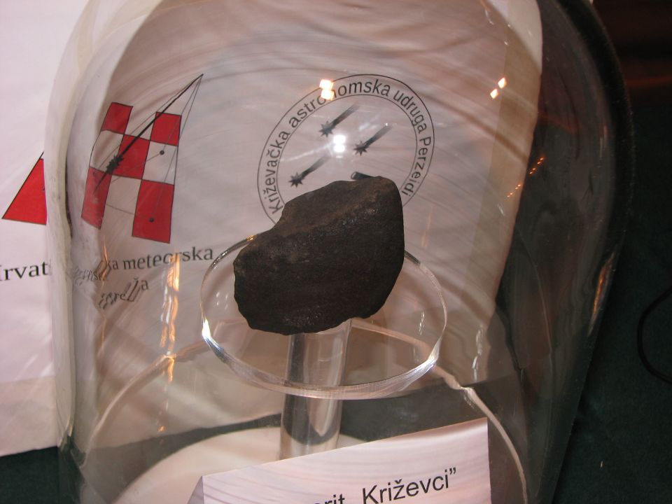 Meteorit Križevci izložen na pressici 7. ožujka 2011.