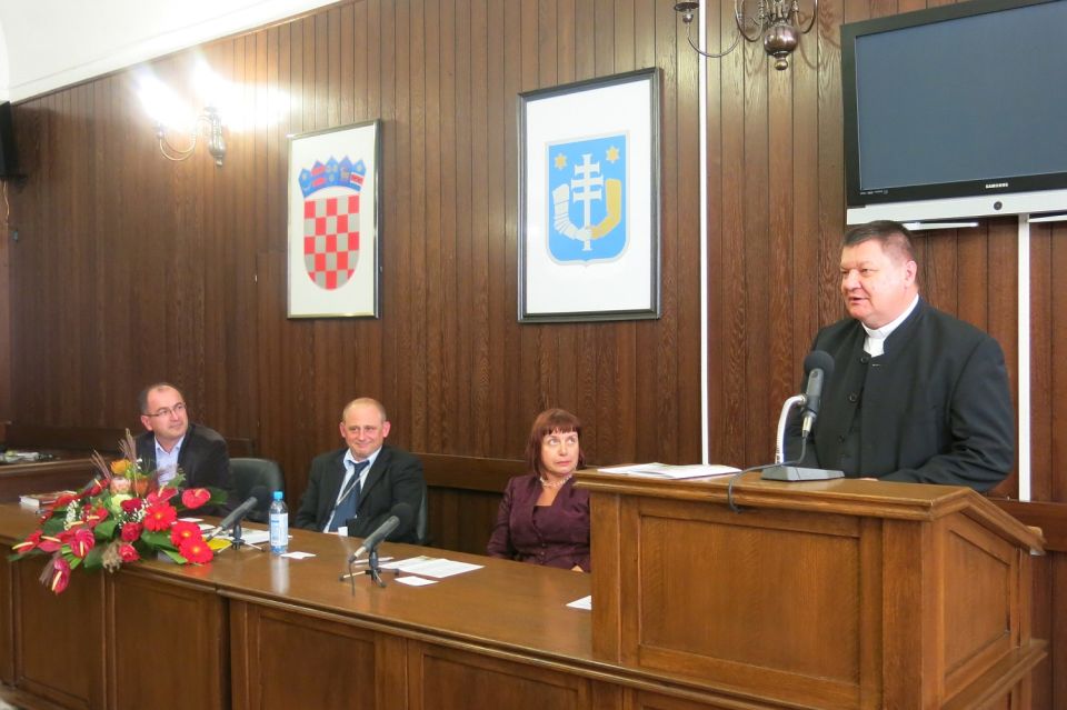 HKKN_2014_Biskup_Vjekoslav_Huzjak_znanstveni_skup_Hrvatska_knjizevnost_krscansko_nadahnuce