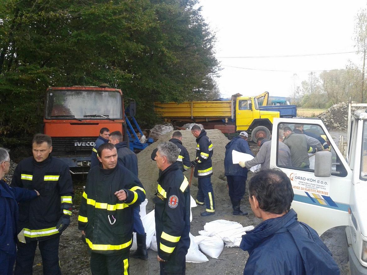 poplave5_vatrogasci_vrece_pijesak_krizevcihr_2014-10-22