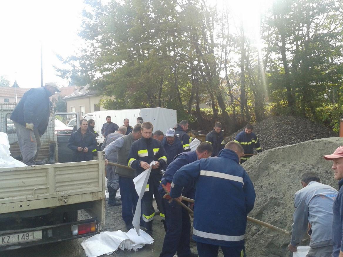 poplave6_vatrogasci_vrece_pijesak_krizevcihr_2014-10-22