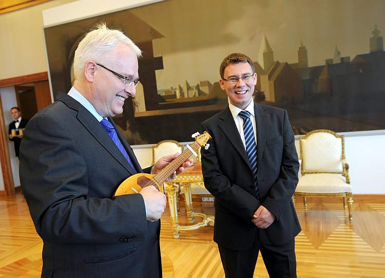 Tamburaški orkestar Glazbene škole kod predsjednika Republike dr. Ive Josipovića