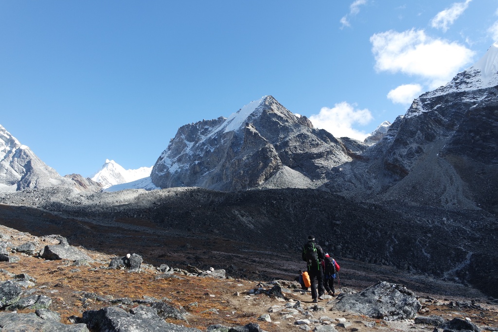 Cho La  (5368 m), ispred nas gore desno