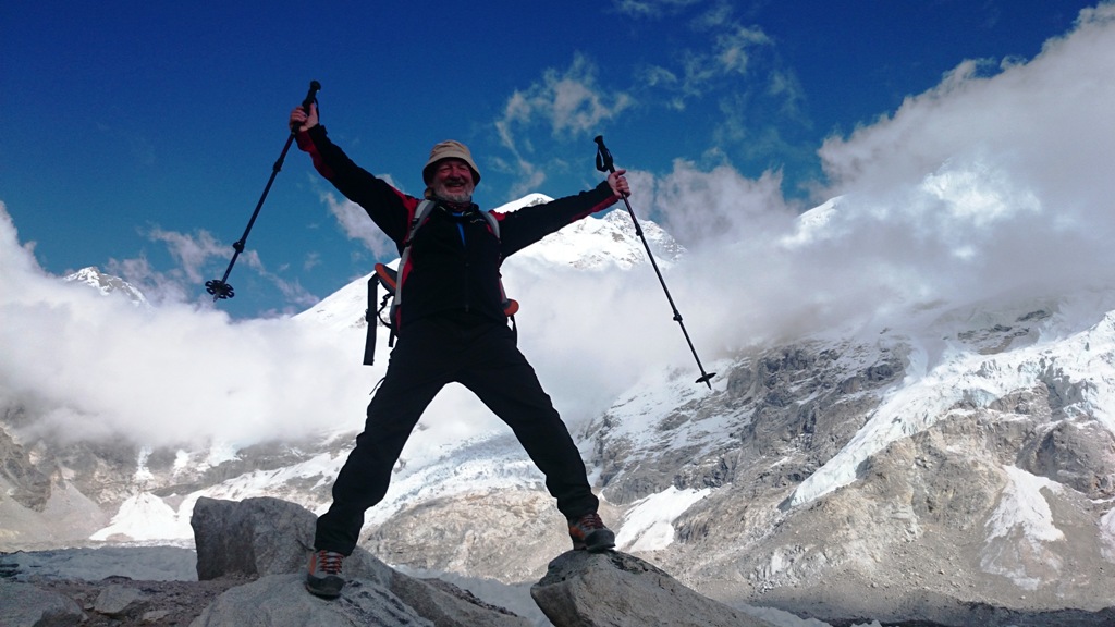 Ispred Everest Base Campa (5364 m),  s „Everestom ispod ruke“.