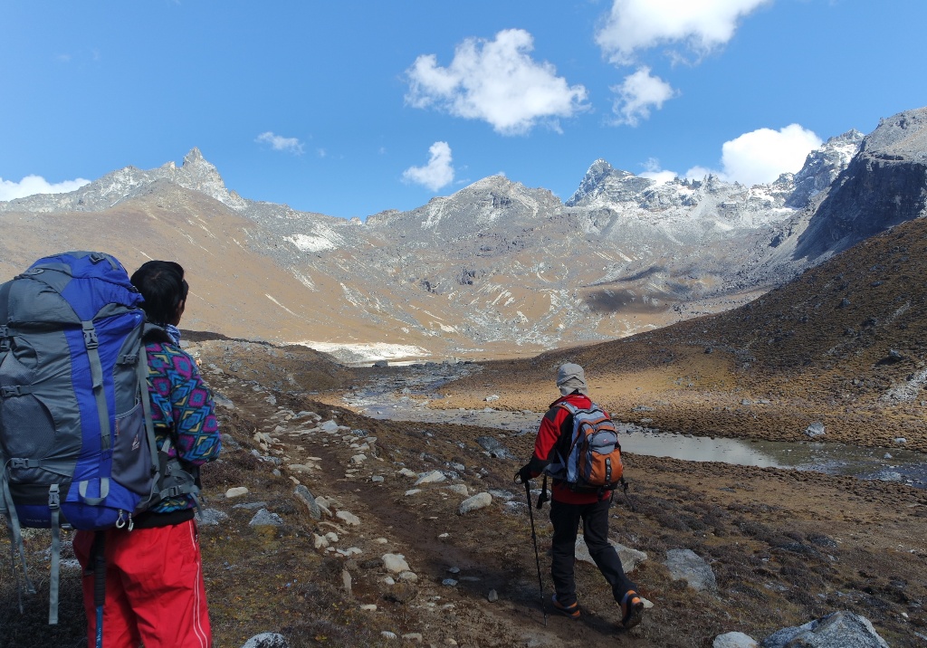 Renjo La (5360 m), uspon (prevoj je desno gore ispred bijelog oblaka)