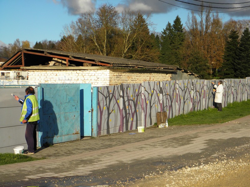 Članovi Križevačkog likovnog kruga oslikavaju "Veliki križevački zid" (foto: R.Matić, 20. studenoga 2014.)