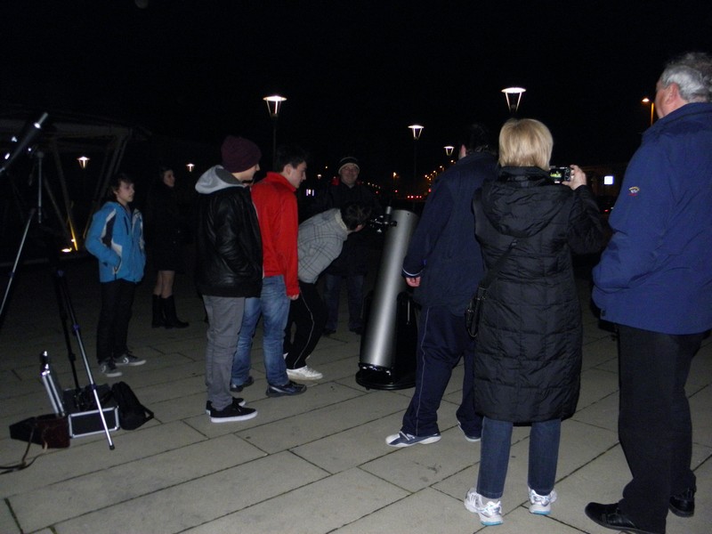 U javnim promatranjima neba teleskopom sa Strossmayerovog trga u Križevcima posjećuje sve više građana (foto: R.Matić, 8. ožujka 2014. - 7. međunarodna noć ulične astronomije)