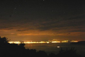 Pokušaj promatranja noćnog neba u smjeru Rijeke s udaljenosti od 50 kilometara (izvor: http://www.fonovic.com/svjetlosno_zagadjenje.html)