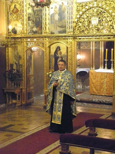 Katedralni župnik Mihajlo Simunović predvodi Moleben Presvetoj Bogorodici 22. svibnja 2015. (foto: R.Matić)