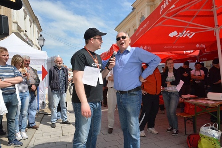 24.04.2015., Krizevci, Trg Antuna Nemcica  - Prvenstvo Hrvatske u rostiljanju, 4. po redu, kao najveci kulinarski dogadjaj u kojem se amateri zanata u rostiljanju nactjeu za titulu najboljeg u Hrvatskoj odrzano je na krievckom Trgu Antuna Nemcica. Natjecanje je okupilo najbolje amatere koji su imali priliku pokazati svoje vjestine te dobiti sansu da udju u finale i osvoje prestiznu nagradu "Zlatni cevap" i slubeno postanu najbolji rostilj majstori u Hrvatskoj. Mirko Fodor Photo: Damir Spehar/PIXSELL