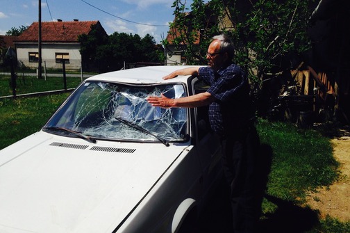 LAKŠE OZLIJEĐENI Jahač koji nije uspio izbjeći Golf ima ogrebotine, a vozačeva je unuka ozlijedila vrat. Neodgovornom jahaču (31) ovo nije prva nezgoda s konjem