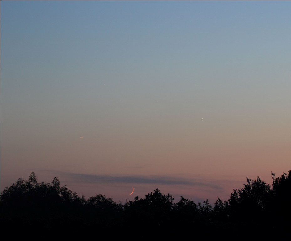 Venera, Mjesec i Jupiter s Petrovog vrha pored Daruvara 18. srpnja 2015. Promatraju se još za dana, jer kad se smrači, već zalaze (foto Martin Vujić)