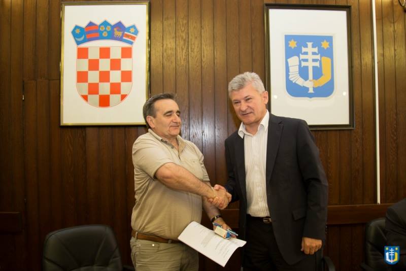 10405618_679042572195885_1412202340792182428_n_potpisivanje_ugovor_razvojni_centar_tehnoloski_park_2015-08-03