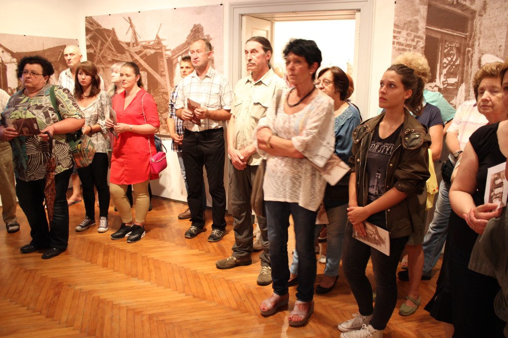 Posjetitelji otvorenja izložbe 'Tragovi vremena' 28. srpnja 2015. (foto Gradski muzej Križevci)