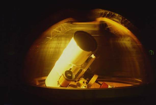 Teleskop zvjezdarnice u Višnjanu kojim je odande otkriveno na stotine malih tijela Sunčeva sistema (iz prezentacije Korada Korlevića)