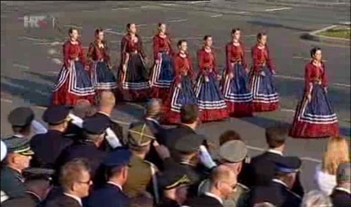 krizevacka_povijesna_zenska_straza_Oluja_20_godina_mimohod_HRT.hr