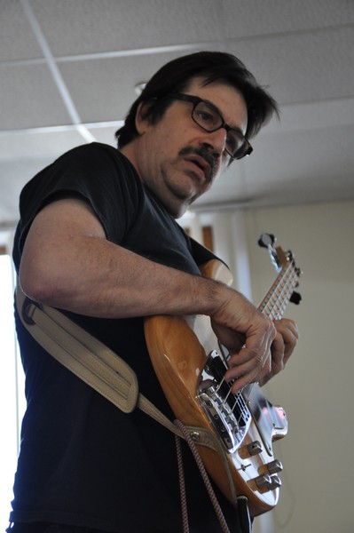 Basist Jeff Berlin drži radionicu sviranja basa u travnju 2013. u Križevcima (foto: Boris Brčić)