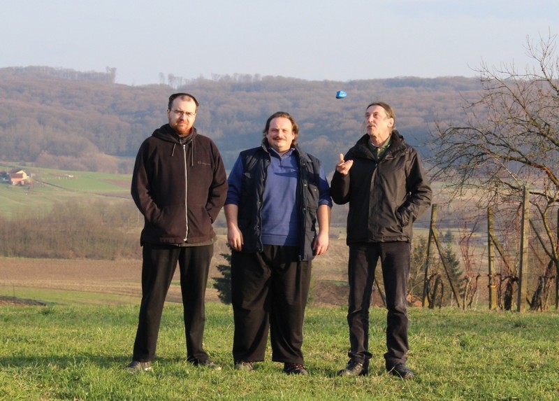 Na mjestu pada meteorita Križevci točno pet godina kasnije pada nam u ruke plavi model meteorita (foto: Martin Vujić)