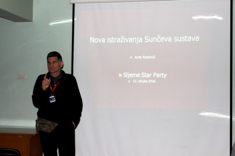 Ante Radonić počinje svoje predavanje na Star Partyju na Sljemenu (foto Martin Vujić)