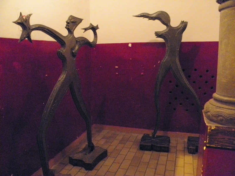Skulpture Stephana Lupina na neko su vrijeme oplemenile ulaz u križevački Klub kulture (foto: R. Matić)