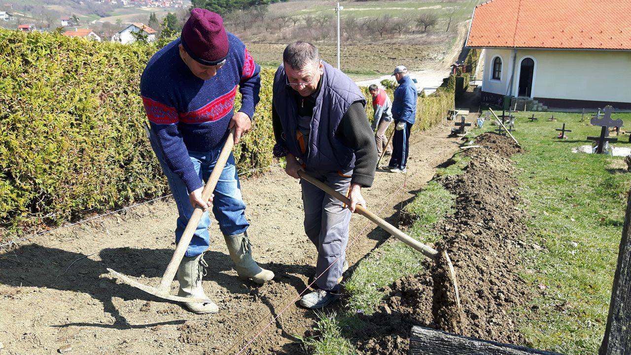 Navedenim radovima urediti će se oko 160 metra staza, kao nastavak već prije izvedenih radova kojima je na mjesnom groblju u Gornjoj Rijeci uređeno i asfaltirano oko 130 metara staza.