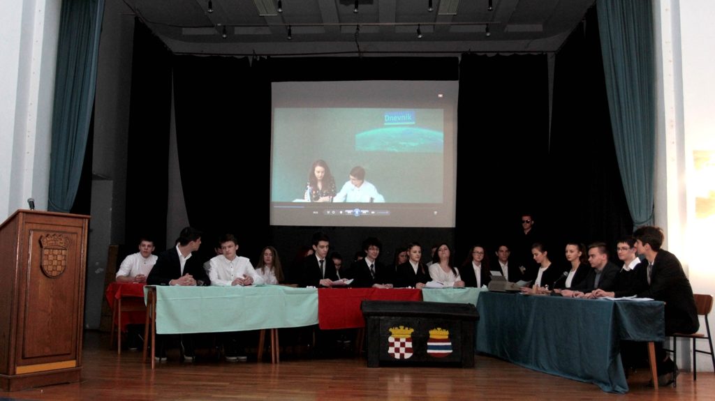 Krizevcani u Saboru_gimnazijalci