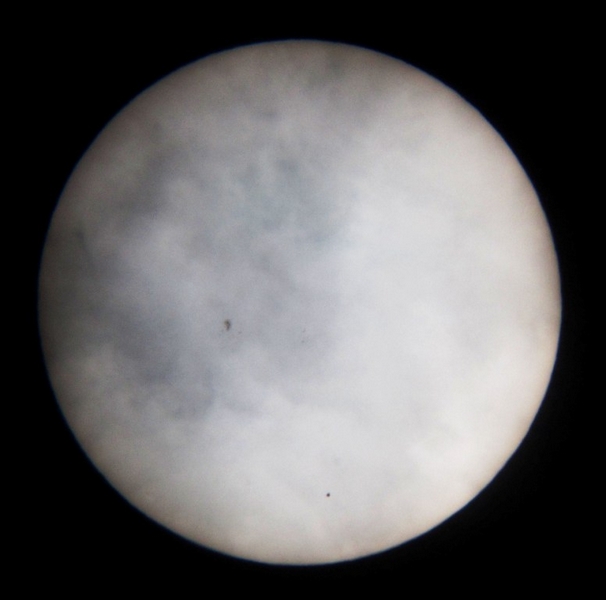 Tranzit Merkura (mala crna točkica pri dnu Sunčevog diska) mogao se vidjeti čak i kad su naišli rijetki oblaci. Na Suncu je bilo i nekoliko pjega (foto Martin Vujić)