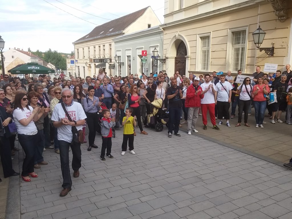 20160601_181134_prosvjed_podrske_Hrvatska_moze_bolje_cjelovita_kurikularna_reforma_Udruga_POINT_Krizevci