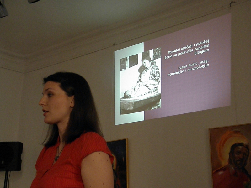Etnologinja Ivana Ružić na predavanju o porodnim običajima u kraju oko Svetog Ivana Žabna 1. lipnja 2016. u Likovnoj galerij u Križevcima