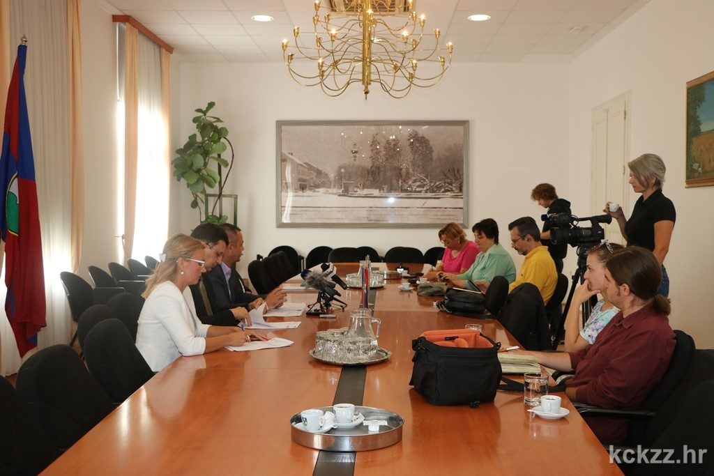 IMG_1012_izvanredna_tiskovna_konferencija_zupan_Koren