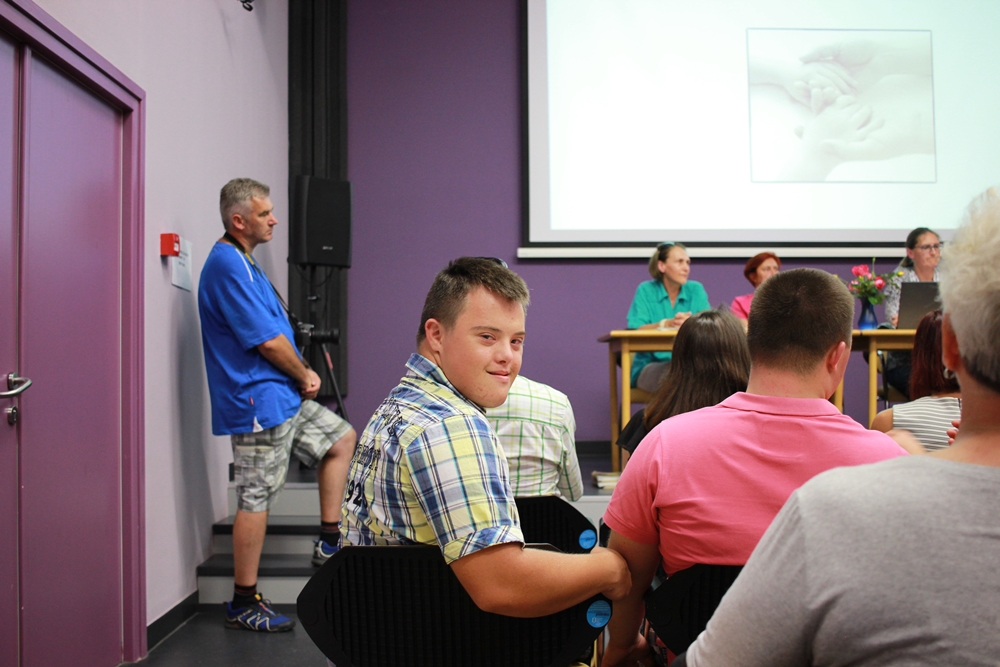 IMG_6460_rukom_pod_ruku_zavrsna_konferencija_projekt_udruga_maslacak