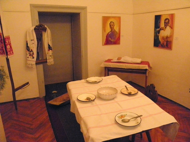 Izložba u Likovnoj galeriji koja je bila postavljena uz predavanje o porodnim običajima i položaju žena na području zapadne Bilogore (foto: R. Matić)
