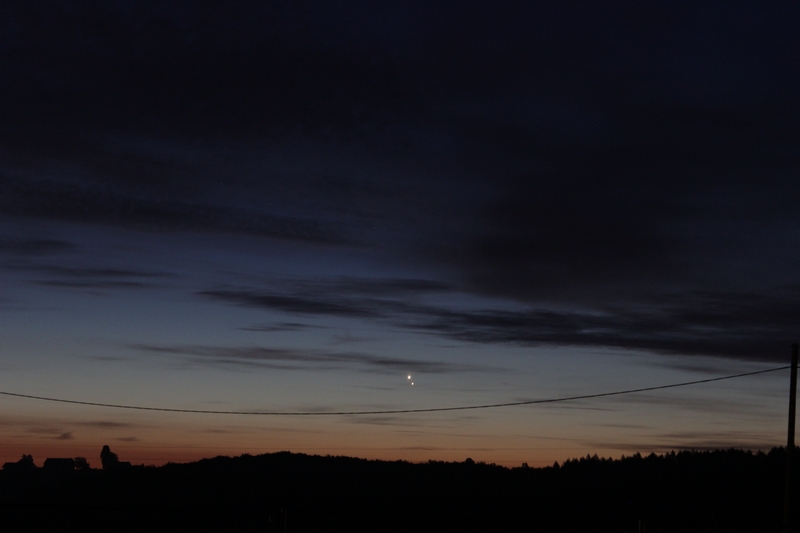 Konjunkcija Venere i Jupitera u zoru 18. kolovoza 2014. iznad Ratarske šume (uz najavu iste pojave 27. kolovoza 2016, foto: Martin Vujić)