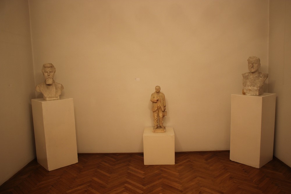 Pogled na mali dio izložbe o Juliju Csikosu Sessiji. Izložba je otvorena do 1. listopada (foto: Gradski muzej Križevci