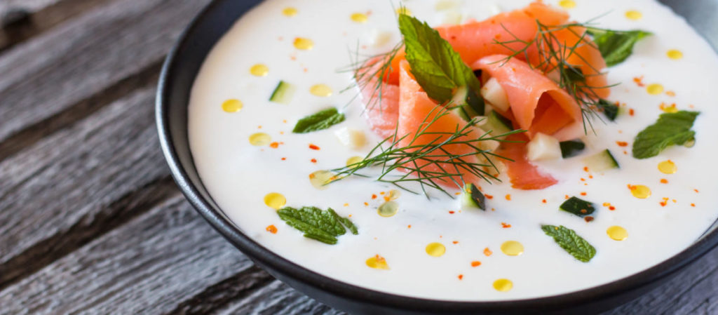 darkova-web-kuharica-jogurt-juha-s-krastavcima-lososom-i-mentom-3-1140x500