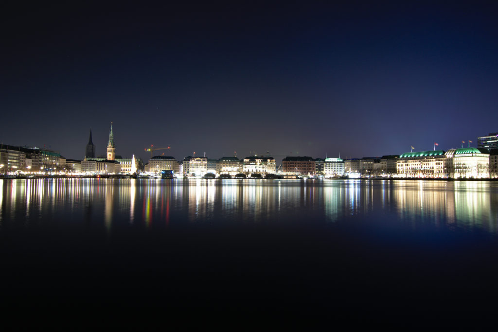 Pogled na unutarnji dio jezera Alster i sam centar grada s mjesta gdje prolazi vlak od Glavnog kolodvora prema Dammtoru.