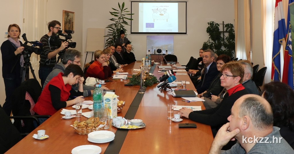 img_6602m-projekt-svi-u-skoli-svi-pri-stolu-konferencija