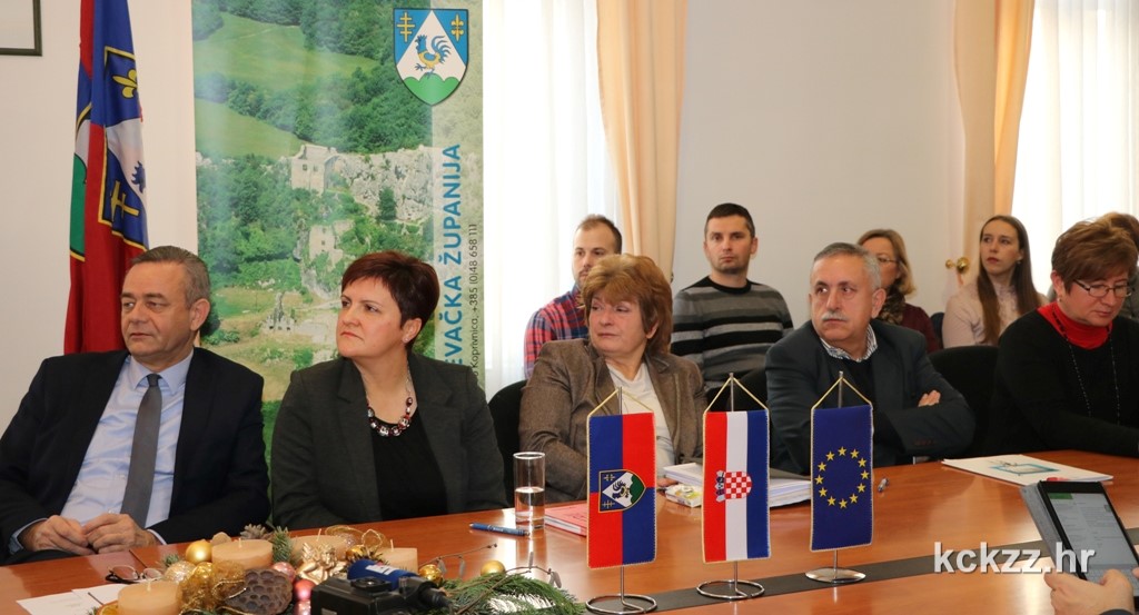 img_6614m-projekt-svi-u-skoli-svi-pri-stolu-konferencija