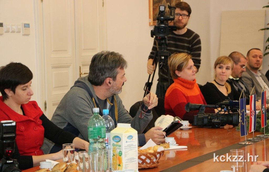 img_6618m-projekt-svi-u-skoli-svi-pri-stolu-konferencija